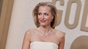 Read more about the article Gillian Anderson’s X-rated Golden Globes dress leaves fans speechless
